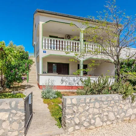 2 Bedroom Stunning In Appartement Vir